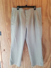 Dockers Men's Pants Beige Color Pockets 100% Cotton Pleated Front.Size 40W x 29L
