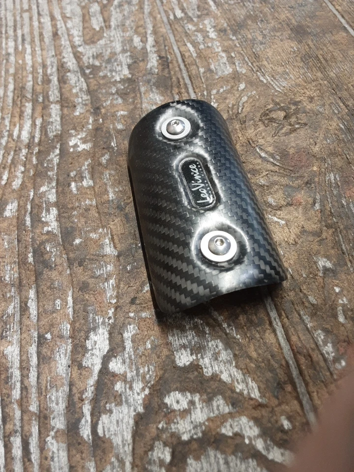 Cubierta protectora de escape de fibra de carbono Leo Vince 2007 05-08 Ducati Monster S2R 800 Foto 3 de 4