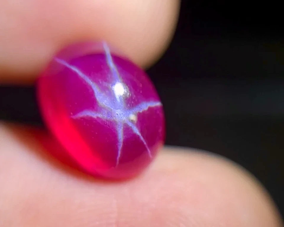 PEDRA PRECIOSA CABOCHÃO OVAL 6 RAIOS ESTRELA POMBO VERMELHO SANGUE 6,77 CT ESTRELA RUBI CHATHUM - Imagem 2 de 4