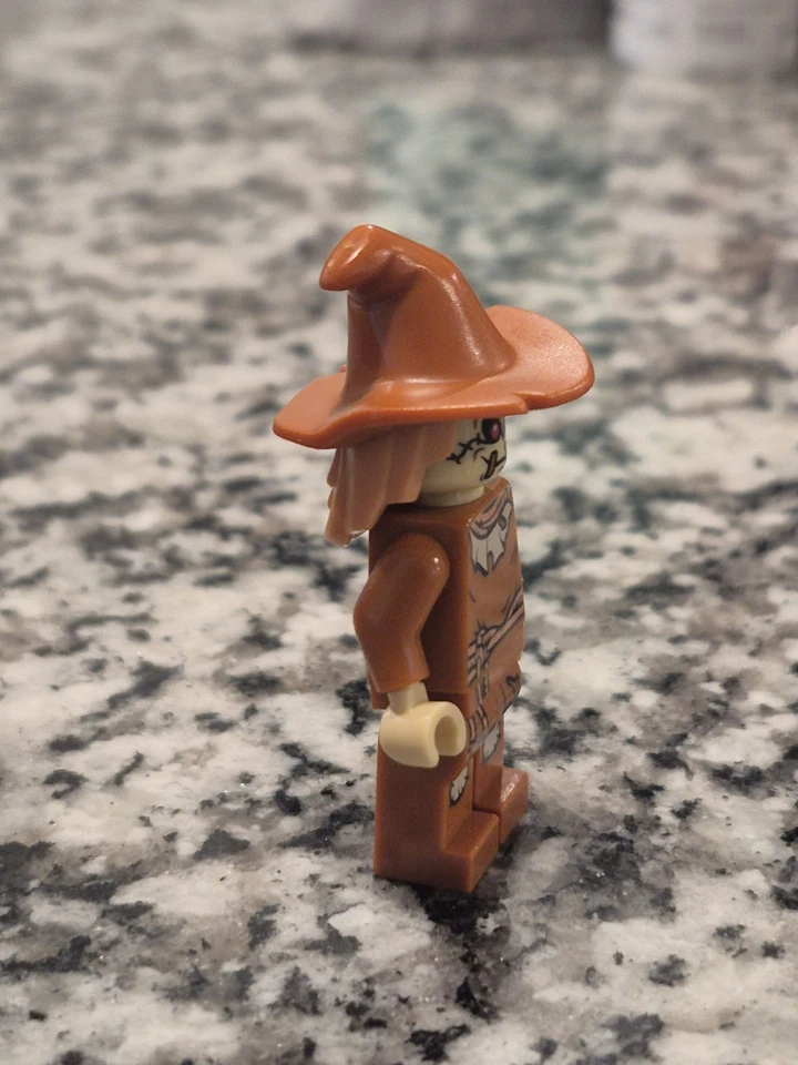 LEGO Scarecrow Minifigure 70913 DC Batman Superheroes Fearful Face-off - Image 3 of 4