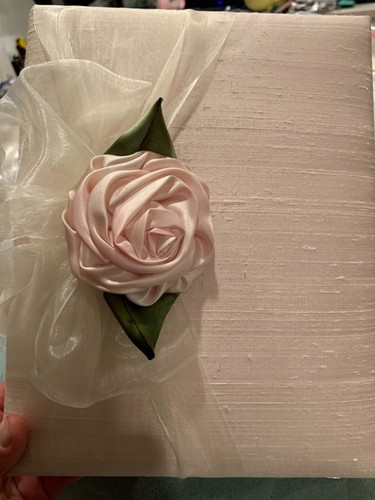 Fotoalbum aus Rohseide mit Blumen und Schleife