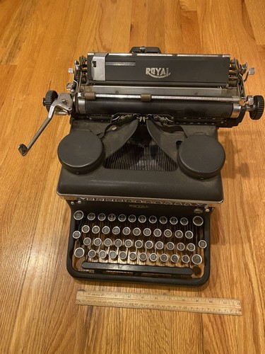 ANTIQUE ROYAL MANUAL TYPEWRITER - CLASSIC TYPEWRITER BEAUTIFUL KEYS! LOOK!