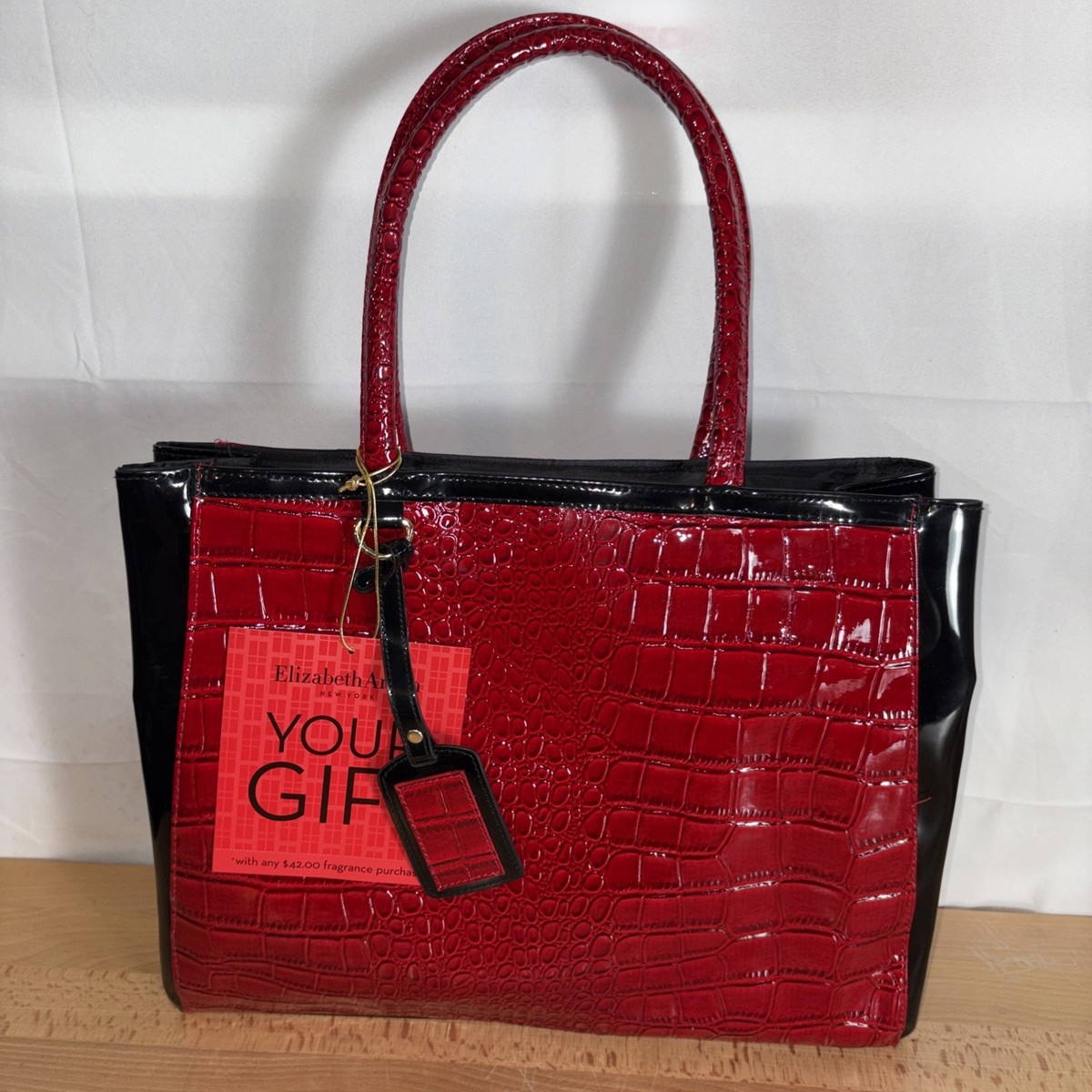 【美品・袋付き】ELIZABETH ARDEN のクラッチバッグ Elizabeth Arden Tote Red & Black Shiny Faux Leather Croc Texture w