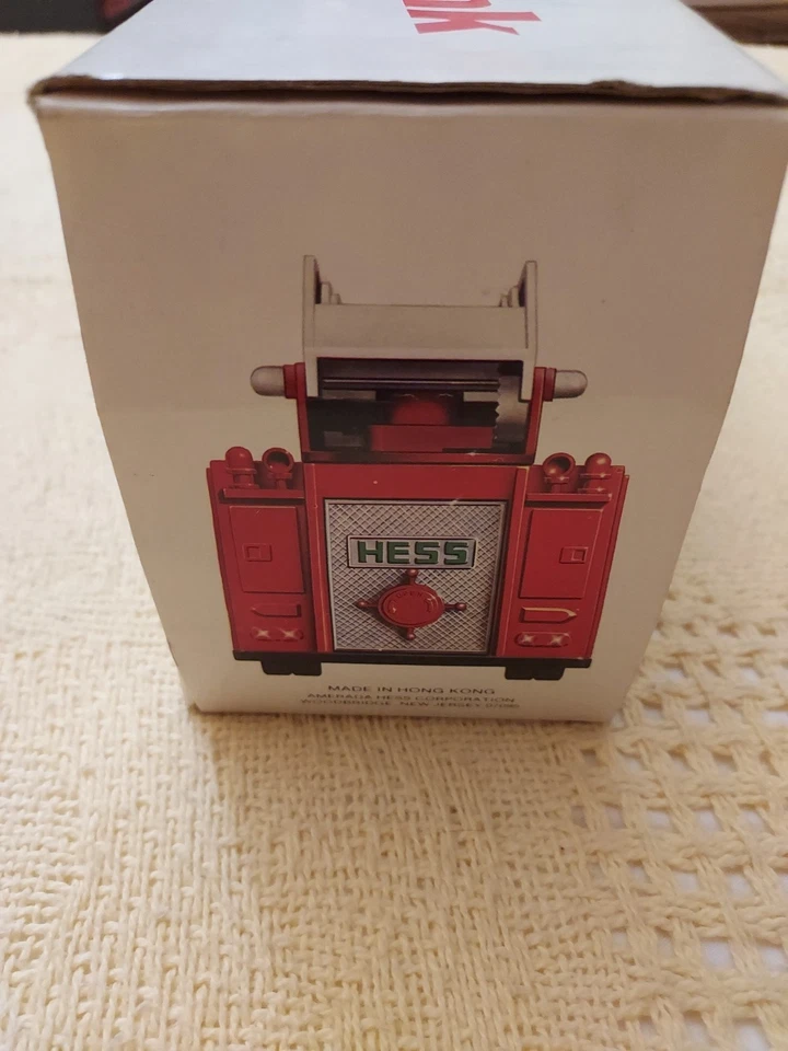 Banco de camiones de bomberos de juguete Hess 1986 rojo con escalera y luces y sonidos del motor NUEVO Foto 3 de 4