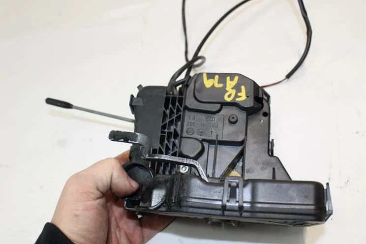 03-09 Actuador de cierre de cerradura de puerta derecha Mercedes W209 CLK350 2097200435 OEM Foto 3 de 4