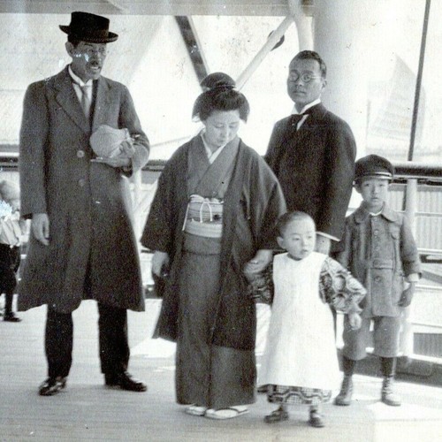 Vintage Photo Japanese Family On Steamer Traditional Kimono Clothing 1930s - Picture 2 of 3