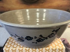 JUGTOWN WARE-Handled Mixing Bowl-w/Floral Design-c 1985-Salt Glazed Pottery-NICE