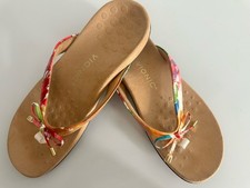 Vionic Women  s Bella II Slip On Thong Sandals Floral Print Bow Accent Sz 9M