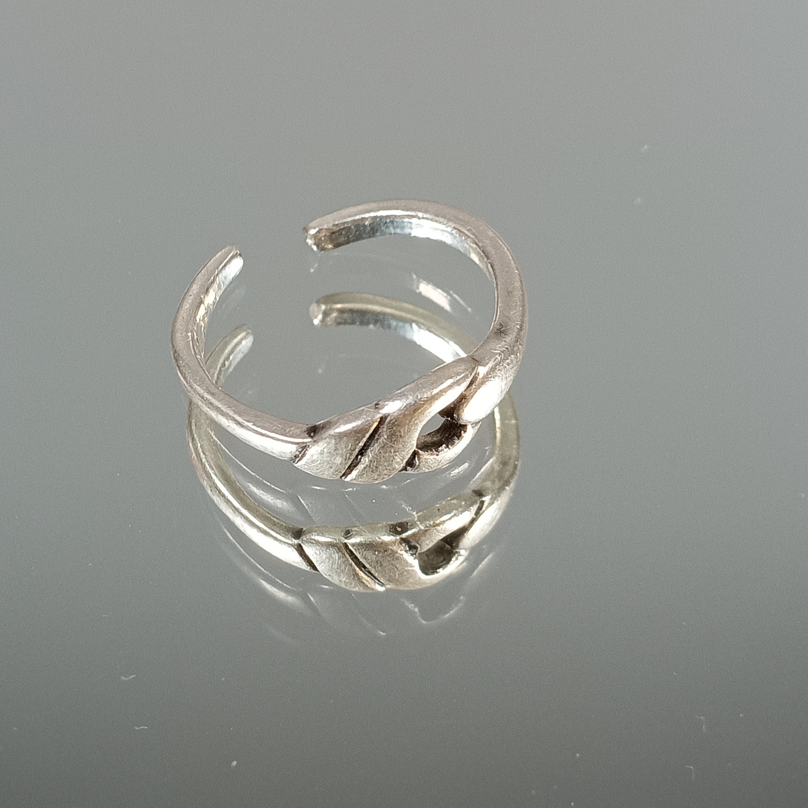 Adjustable Sterling Silver Toe Ring Leaf Design S… - image 1