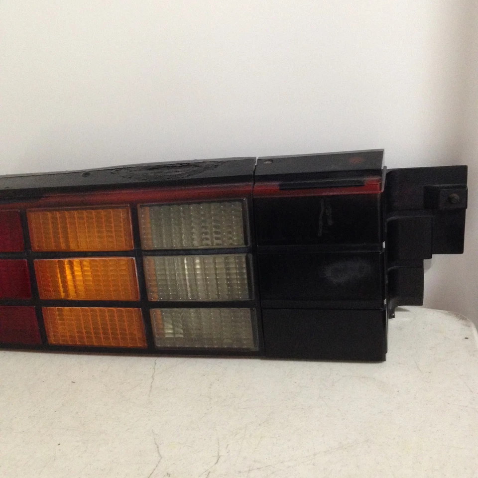 Luz trasera Chevy Camaro IROC Z-28 Z28 1982-1992 ESTILO REJILLA LADO DEL CONDUCTOR IZQUIERDO FABRICANTE DE EQUIPOS ORIGINALES Foto 2 de 4