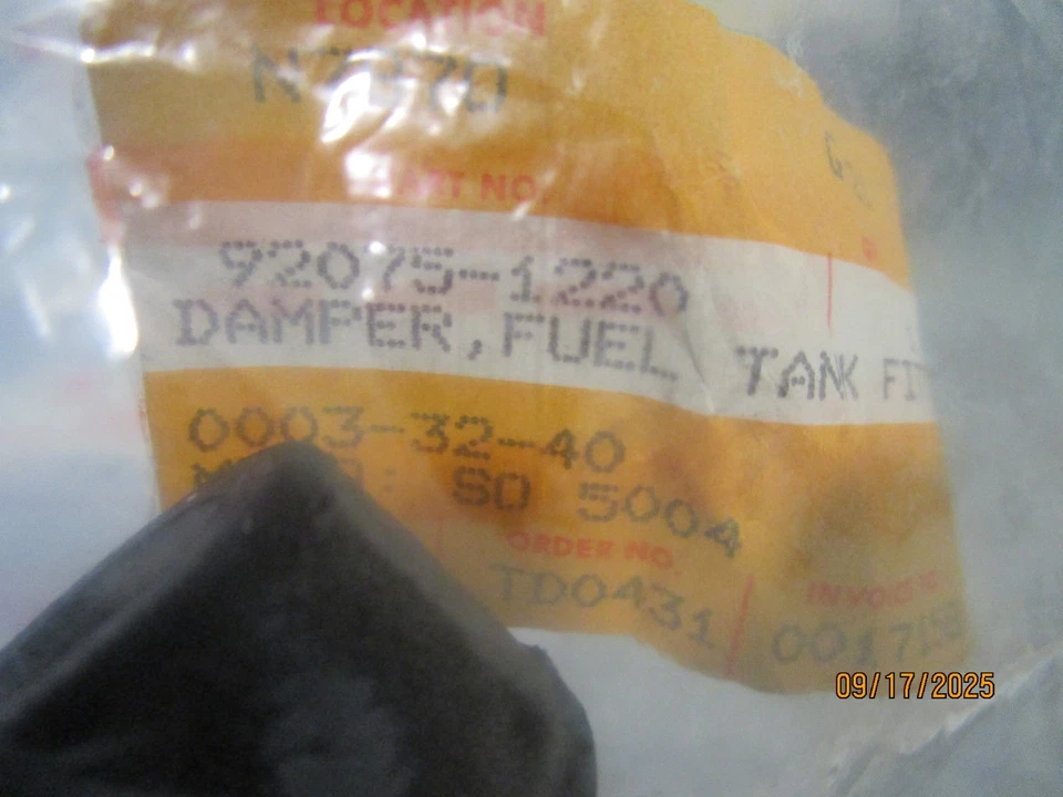 Amortiguador de montaje de tanque de combustible OEM Kawasaki KDX420 KDX450 KDX250 NUEVO DE STOCK N.º: 92075-1220 Foto 2 de 3