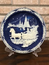 BRADEX COLLECTOR PLATE Home With The Tree BLUE WHITE Christmas Cameos SLEIGH '90