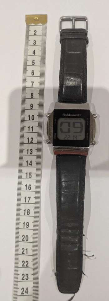 Reloj digital de espina de pescado vintage para hombre Foto 3 de 4