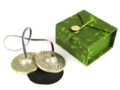 KLANGSCHALEN-CENTER Geschenkbox mit Zimbeln | Durchmesser der Zimbel ca. 4,5 cm | Deutsch | 2015