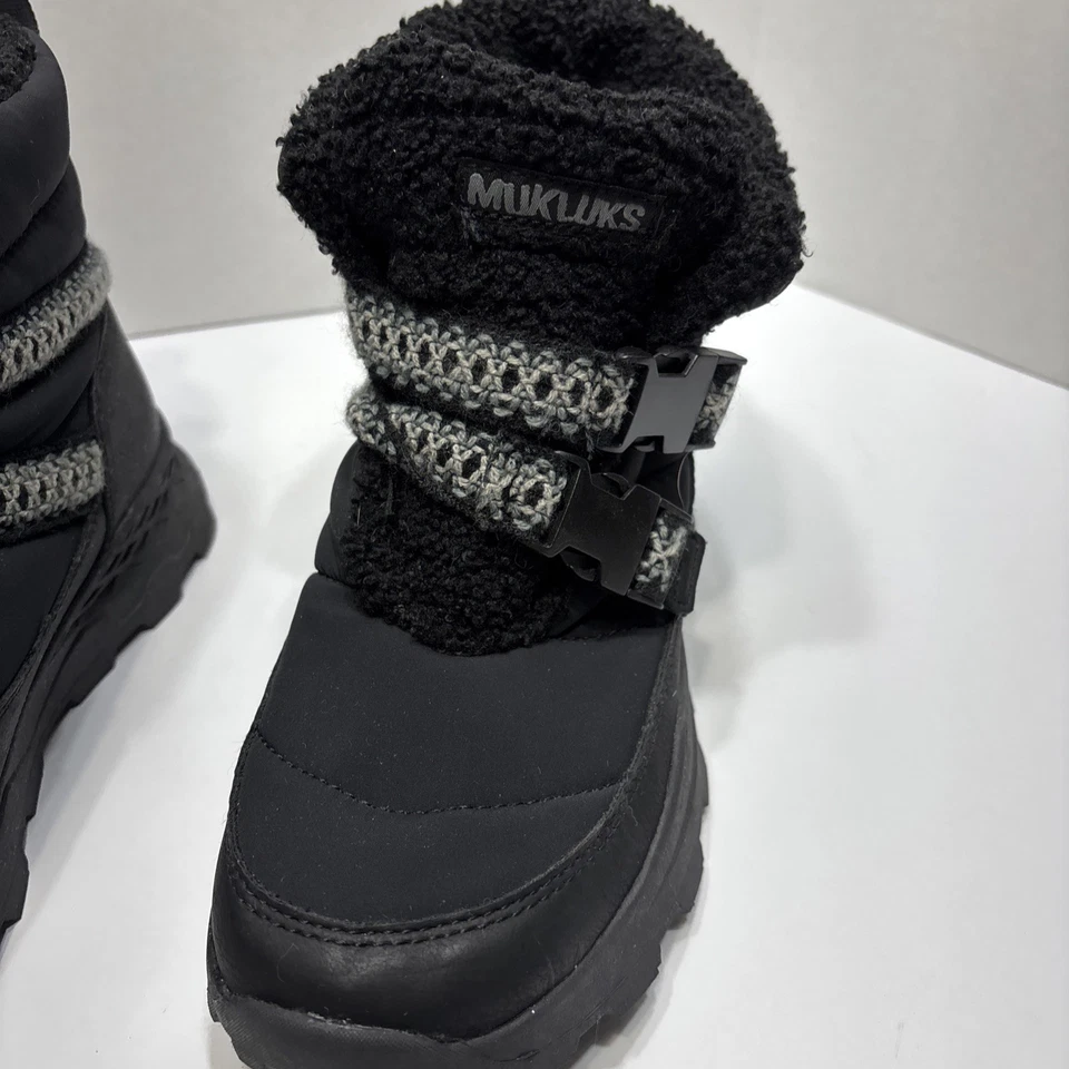 Bota Feminina Muk Luks Wren Tamanho 7 Preta Tornozelo Puxador Impermeável - Imagem 2 de 4