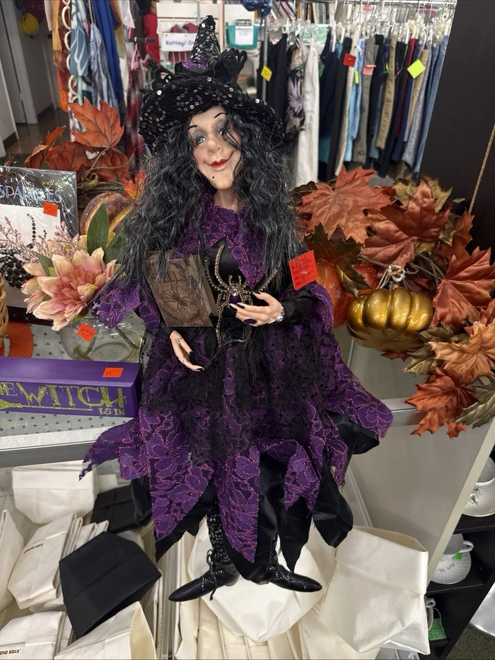 "Muñeca bruja de Halloween Windy Hill Collection 18"" - vestido de encaje púrpura y negro" Foto 2 de 2