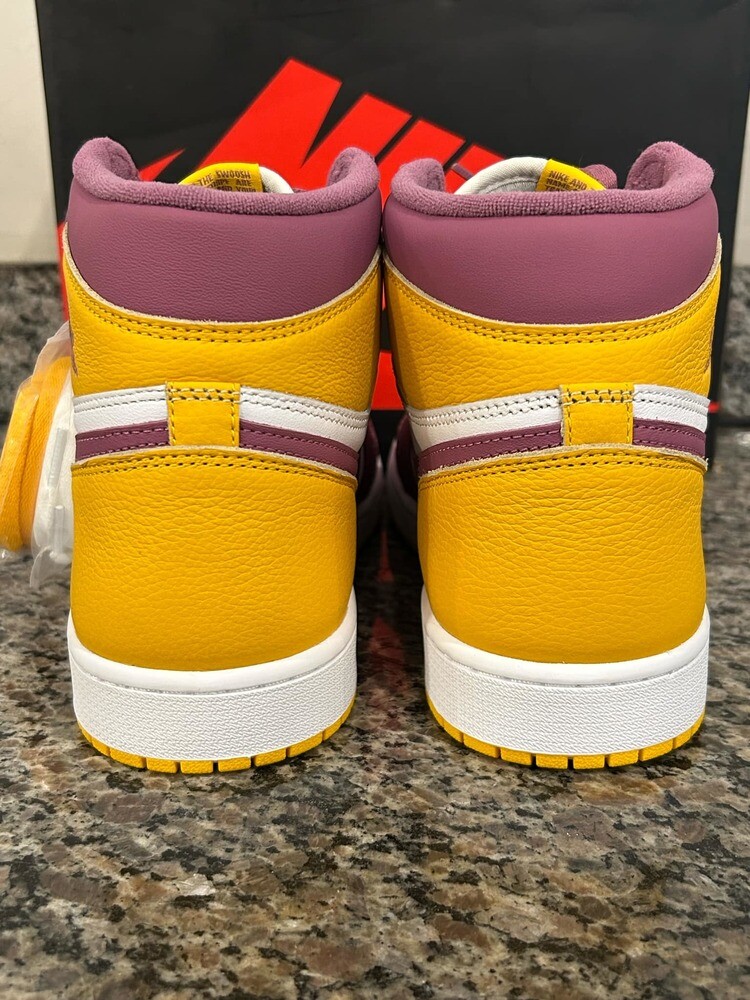AIR JORDAN 1 RETRO HIGH OG University Gold Light Bordeaux  display picture 3