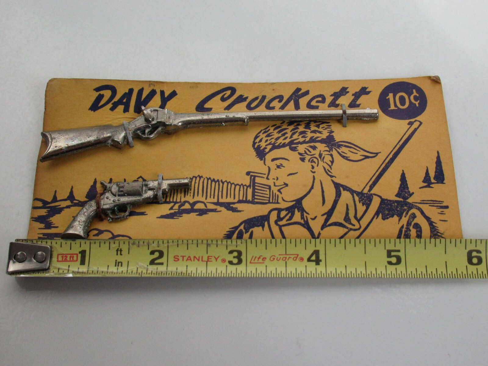 VINTAGE DAVY CROCKETT SMALL TOY METAL GUN RIFLE ON ORIGINAL CARD MARKED