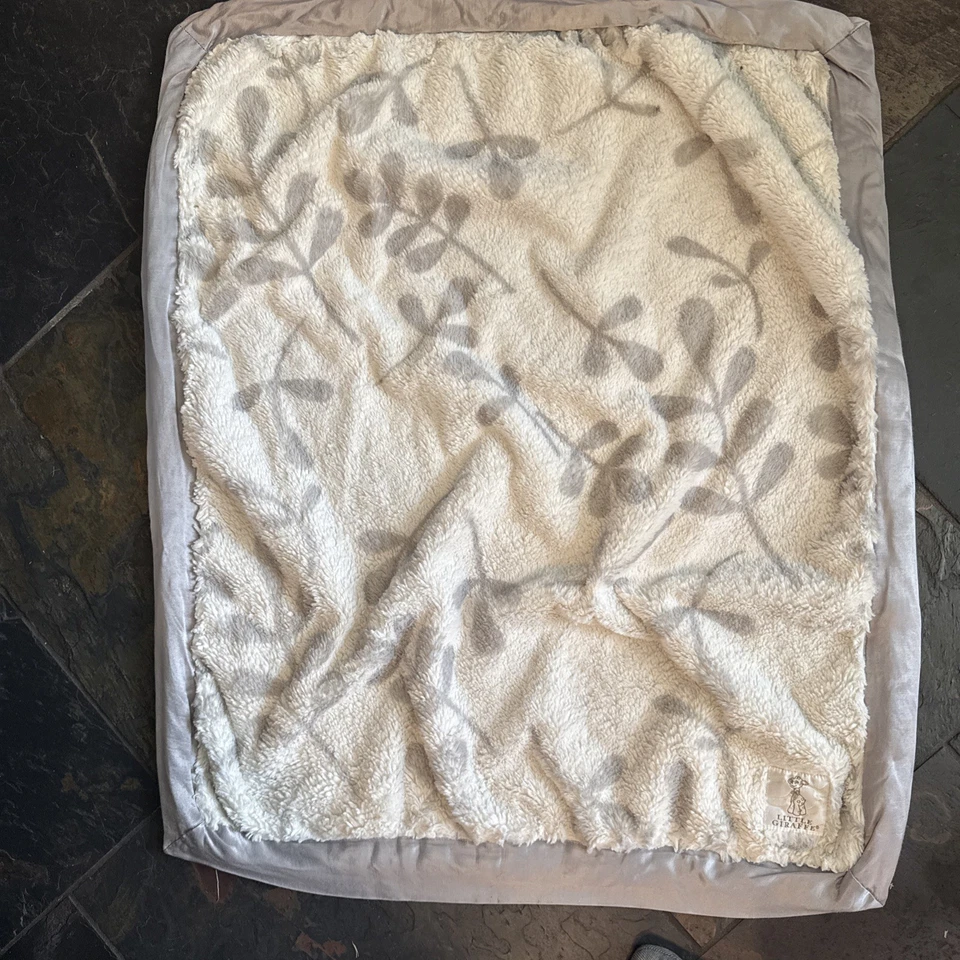 Manta de satén Little Giraffe Chenille 29" X 25" plateada y blanca Foto 3 de 3