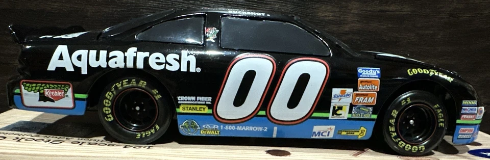 1997 Buckshot Jones ELITE #00 Aquafresh NASCAR 1/24 Action NASCAR Diecast Bank - Image 4 of 4