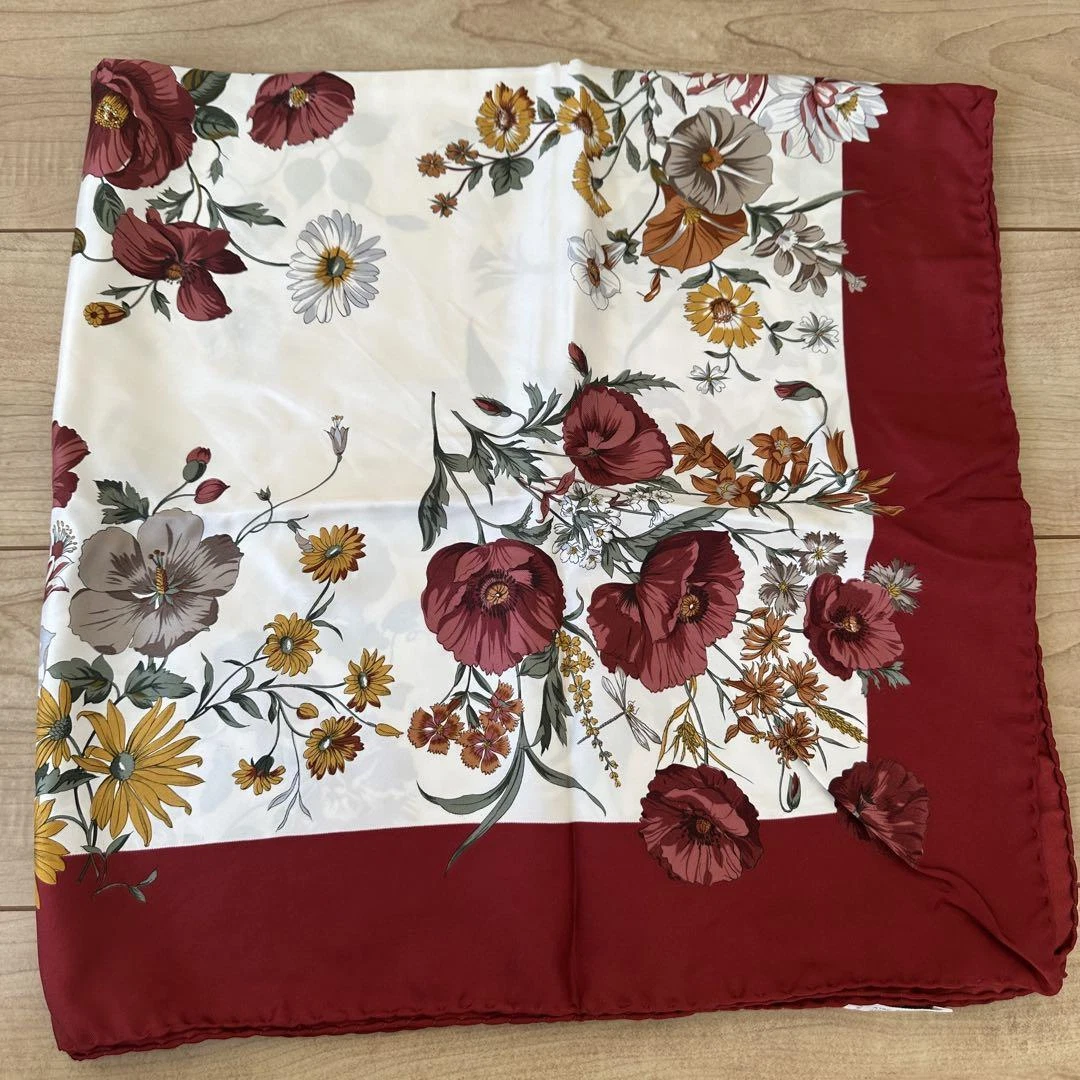 Authentique foulard Christian Dior 100% soie vin rouge motif fleurs 85 x 85 cm