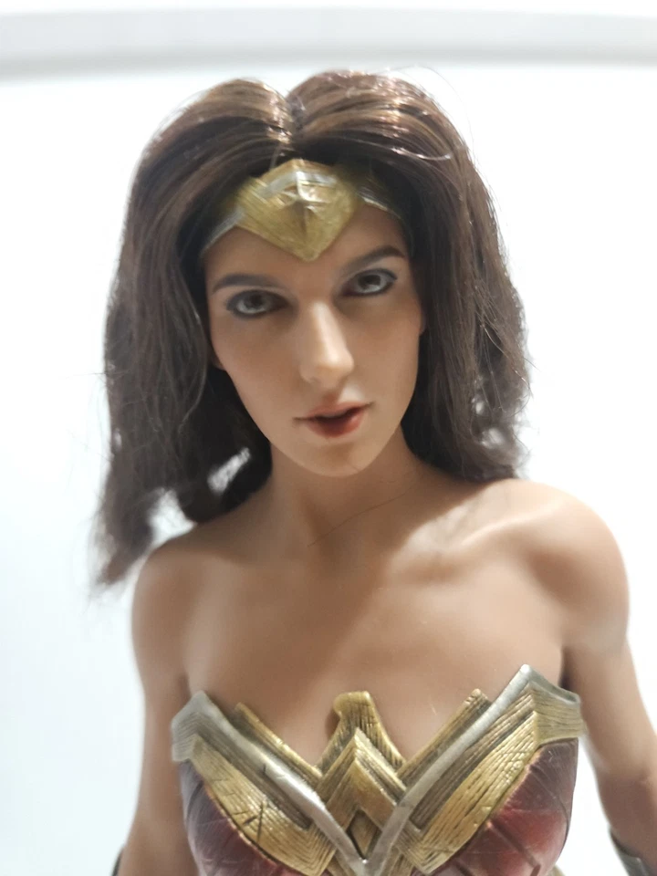 Hot Toys Wonder Woman Justice League 1/6 Scale Figure Only - Image 2 of 4