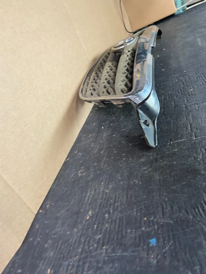 Parrilla superior delantera Toyota Matrix 2004 a 2008 OEM P3961 DG Foto 2 de 4