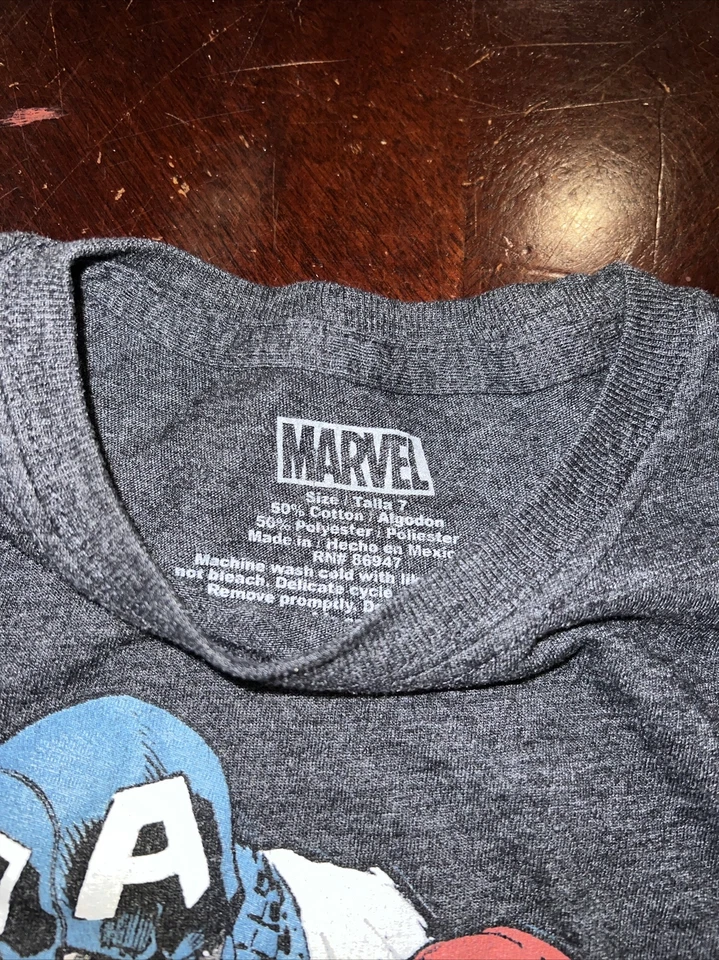 Camisa Marvel Capitán América Niños Talla 7; Camiseta Negra y Roja Cuello Redondo Foto 3 de 4