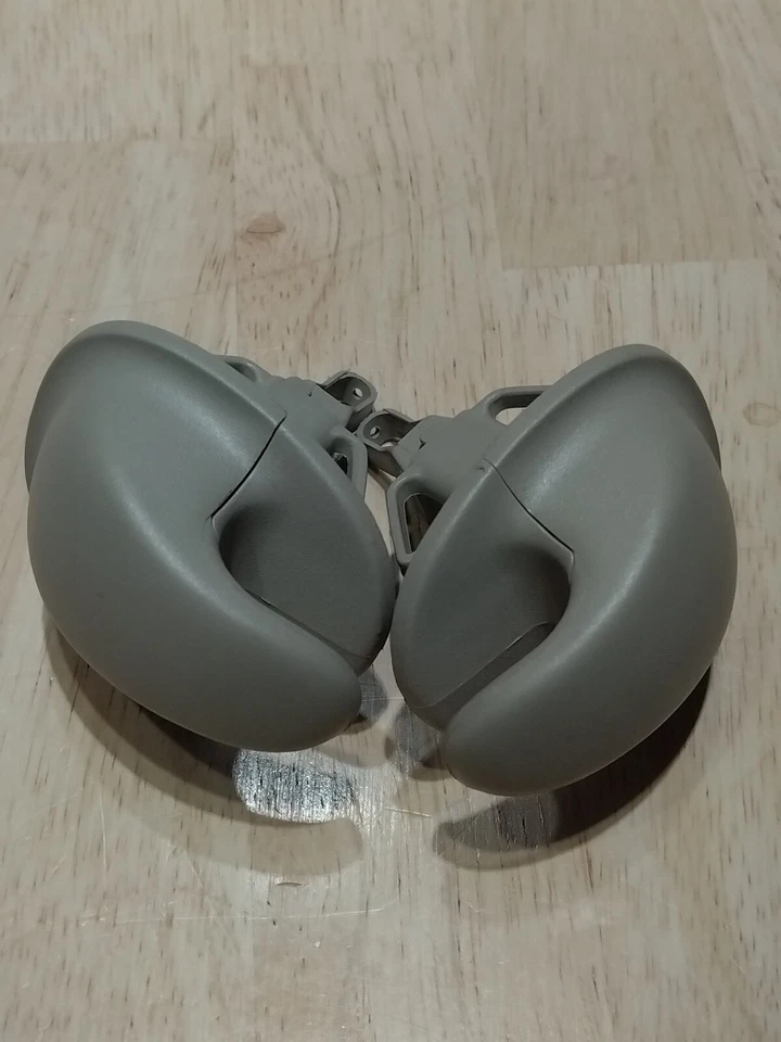 Chevy Silverado/GMC Sierra 1999-2006 gancho de abrigo bronceado 15045844 GM cantidad 2 Foto 4 de 4