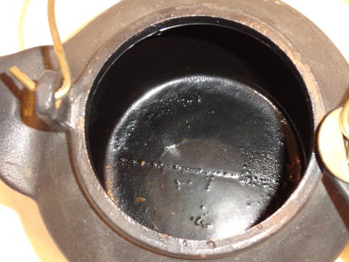 VINTAGE CAST IRON TEA KETTLE SWING LID COIL HANDLE Ceramic Enamel Inside - Picture 11 of 11