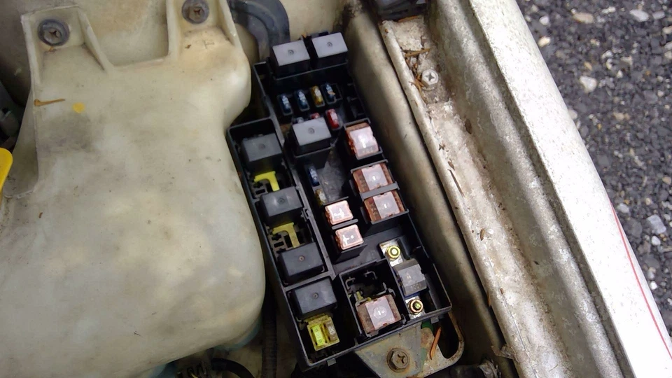 Subaru Outback 2002-2004 caja de fusibles motor compartimento montaje 2,5 L solo OEM 82243AE07B Foto 2 de 2