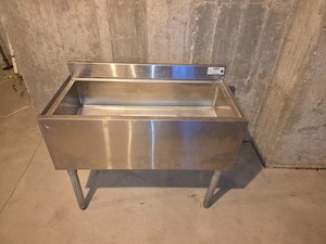 Krowne Ice Well Underbar NSF 36" Wide x 19" Deep x 29" Tall with Back Splash