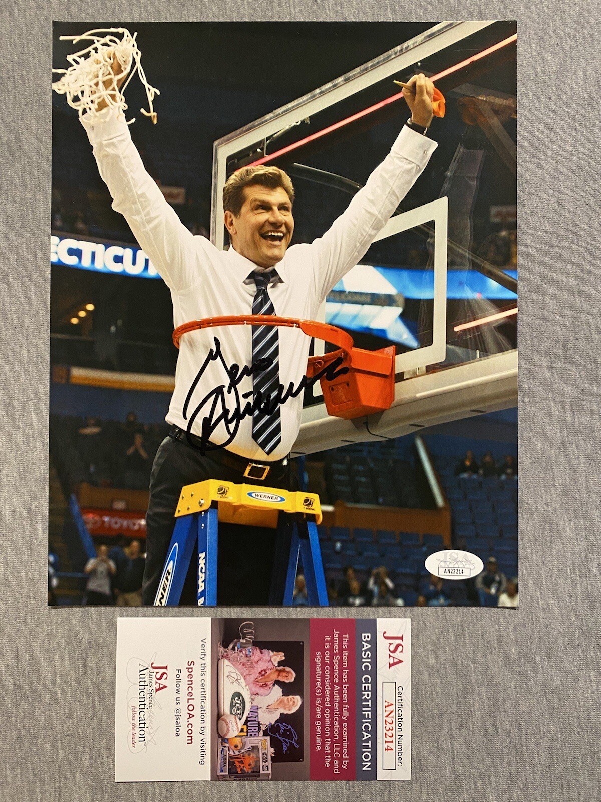 Geno Auriemma Autographed Signed UConn Huskies U-CONN BASKETBALL- 2009 8x10 NATIONAL CHAMPS PHOTO- JSA 