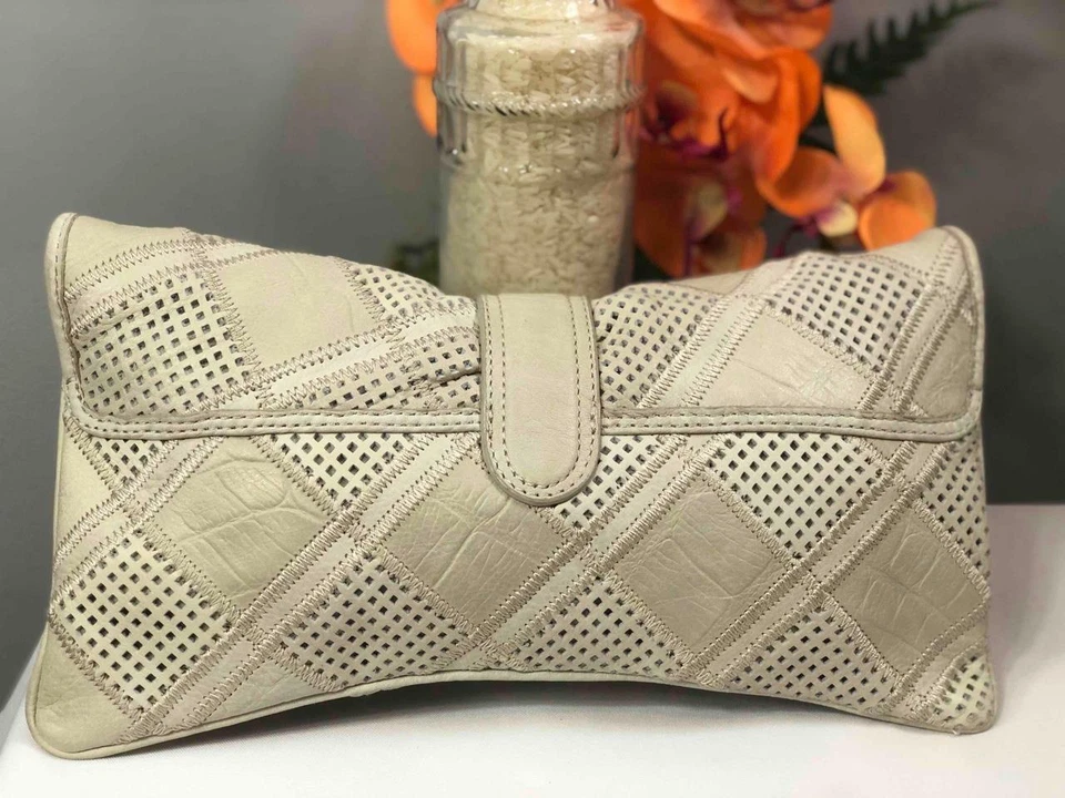 Embreagem grande perfurada cinza claro B. MAKOWSKY - Imagem 2 de 4