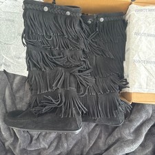 minnetonka 5- layer fringe boots size 8