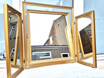 VINTAGE DREIFACH KLAPPBARER FREISTEHENDER VERGOLDETER GOLDRAHMEN SCHMINKTISCHSPIEGEL