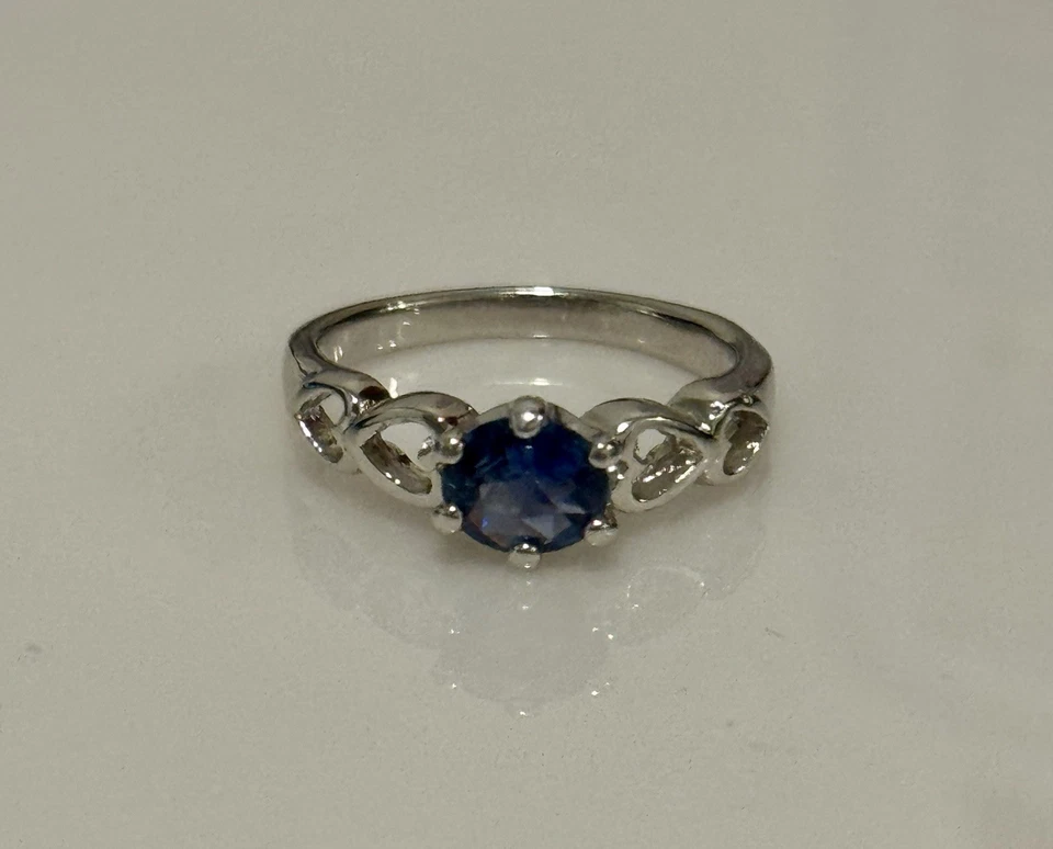 Anillo de zafiro azul natural corte ovalado talla 6 banda de corazón enchapado en rodio Foto 3 de 4