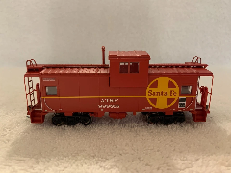 Athearn/Roundhouse #RND87915 HO Scale Santa Fe Wide Vision Caboose #999815 - Image 3 of 4