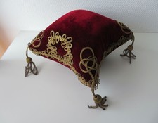 Ancien coussin de mariage , velours rouge et galons ,
