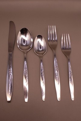 ONEIDA ENCHANTMENT GENTLE ROSE 5 PIECE SILVERWARE SET (KNIFE, 2 SPOONS, 2 FORKS)