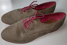 Zapatilla deportiva Mossimo Supply Co. de tela marrón con cordones rosas para mujer talla 7