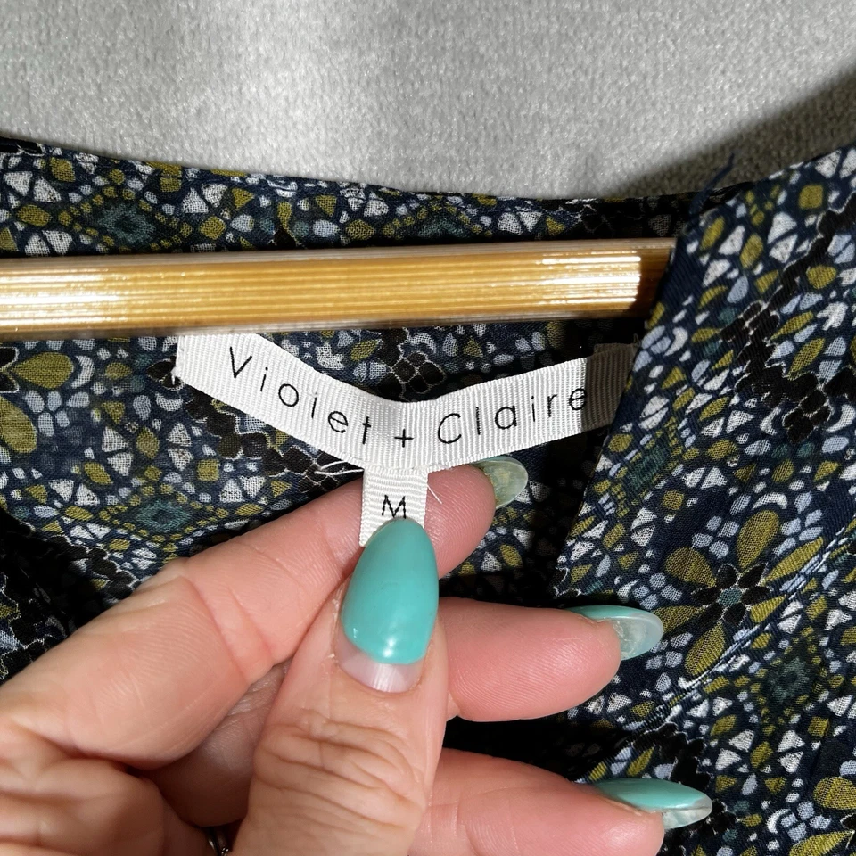 Violet & Claire Women’s Geometric Career Long Sleeves Tunic Top Size Medium - Image 3 of 4