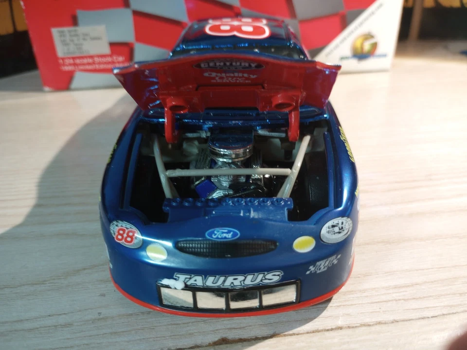 Action Dale Jarrett #88 Cuidado de calidad/Ford Credit Bank 1 de 2500 última vuelta de... Foto 3 de 4