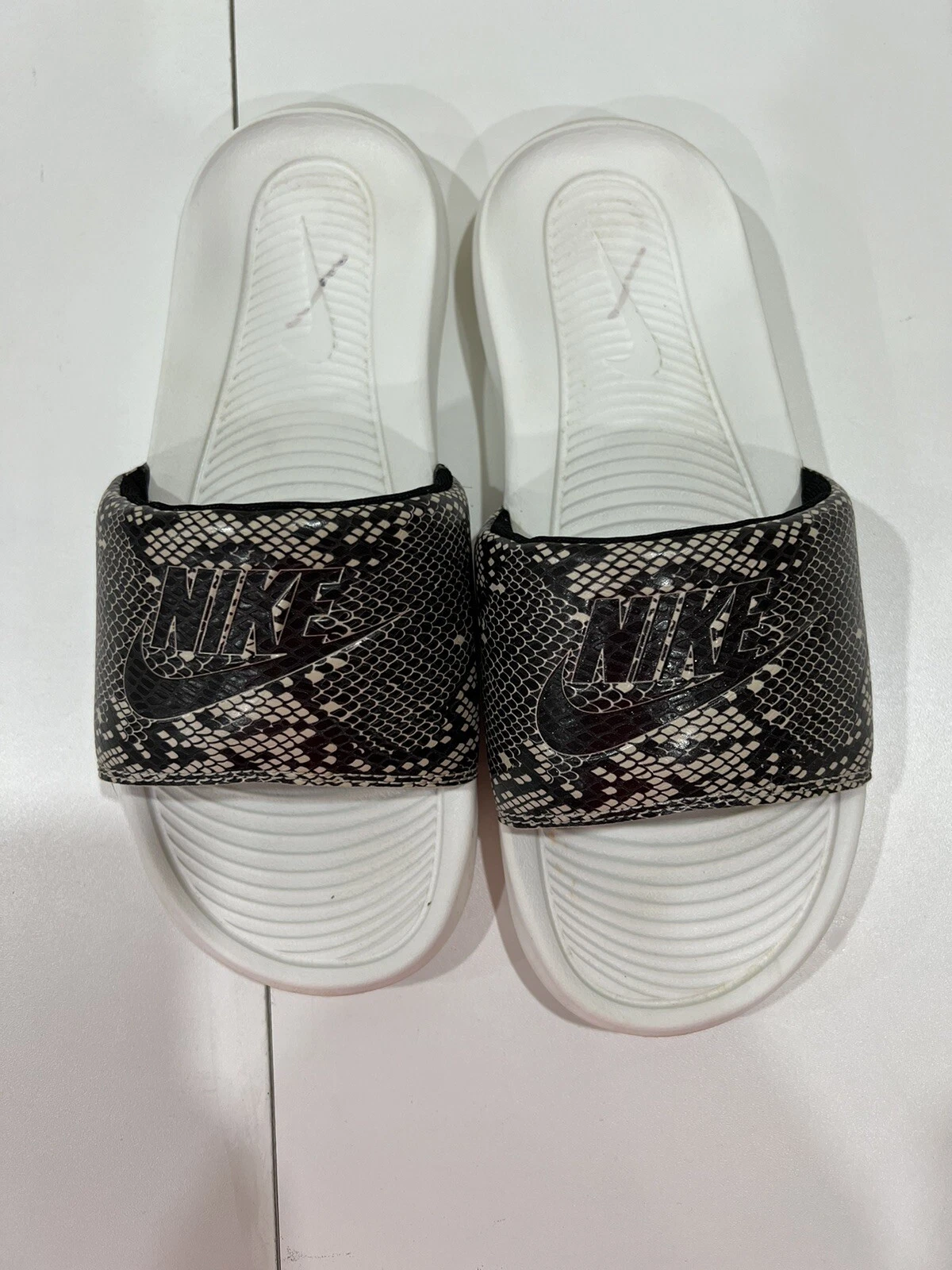 Slides stampa Nike Ladies Victori One sabbia del deserto nero cima bianco 8