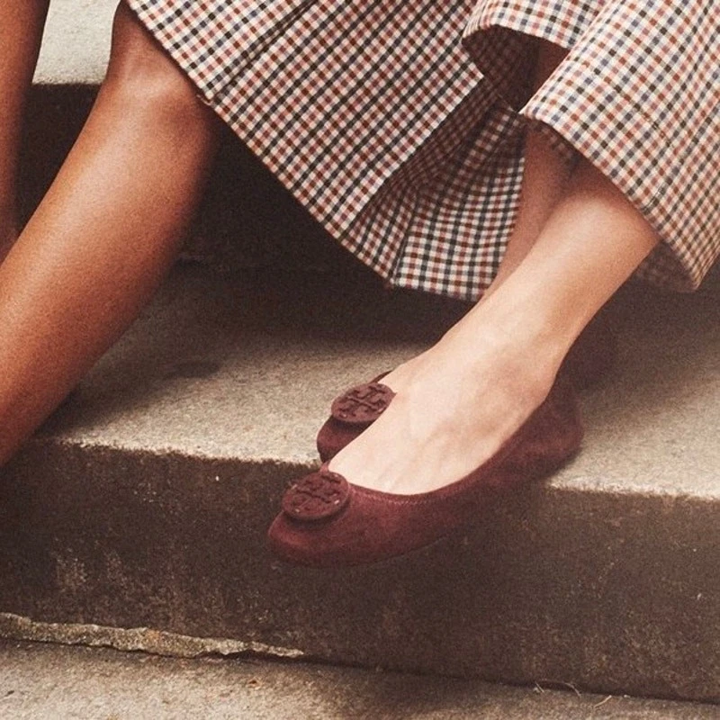 Pisos de Viaje Tory Burch Minnie Talla 5.5 Negro Cereza Cuero Ballet Logo Foto 2 de 4