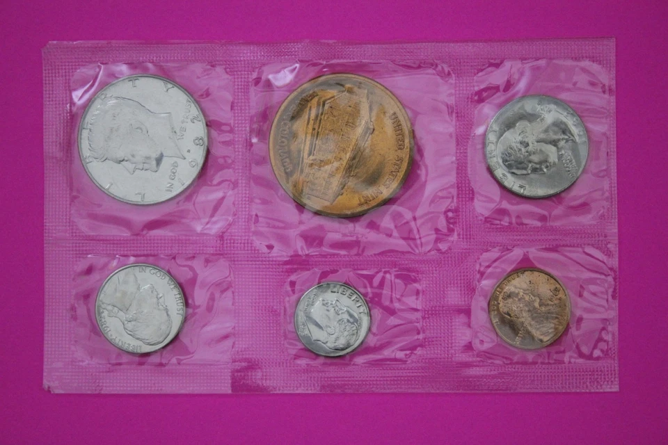 1982 Denver US Souvenir Mint Set 5 Uncirculated Coins Guaranteed Authentic 9048 - Image 3 of 4