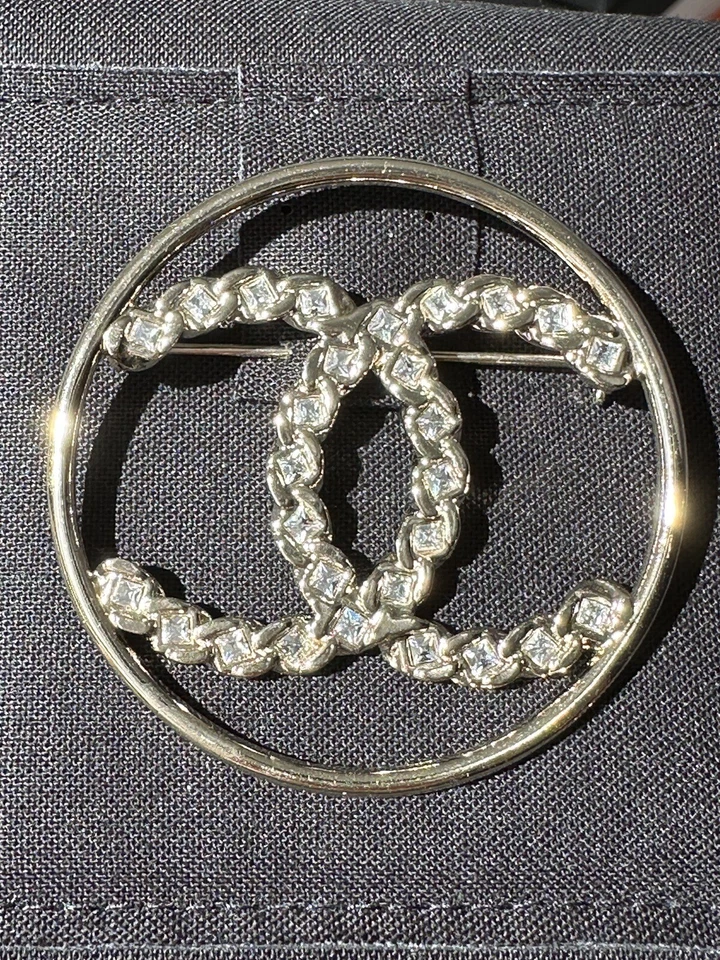 CHANEL 2019P GOLDEN TONE CC LOGO WHITE CRYSTALS LARGE ROUND BROOCH PIN CHARM NIB