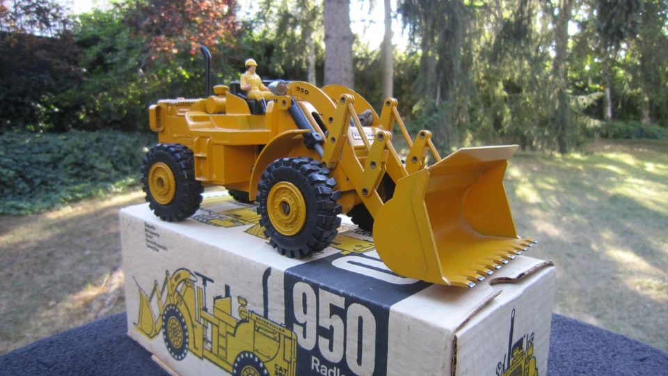 Conrad Strenco Caterpillar 950 Loader S/Tires 1/25 Mint Box! - Image 2 of 4
