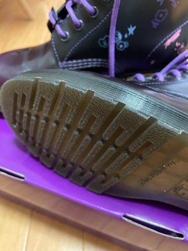 BTS BT21 Dr. Martens 1460 8 Loch Stiefel Limited Edition Schwarz Lila US6 Kpop - Bild 3 von 4