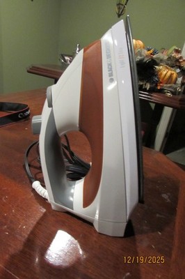 Black & Decker F920 Light N Easy Iron with Smart Steam Technology Red
